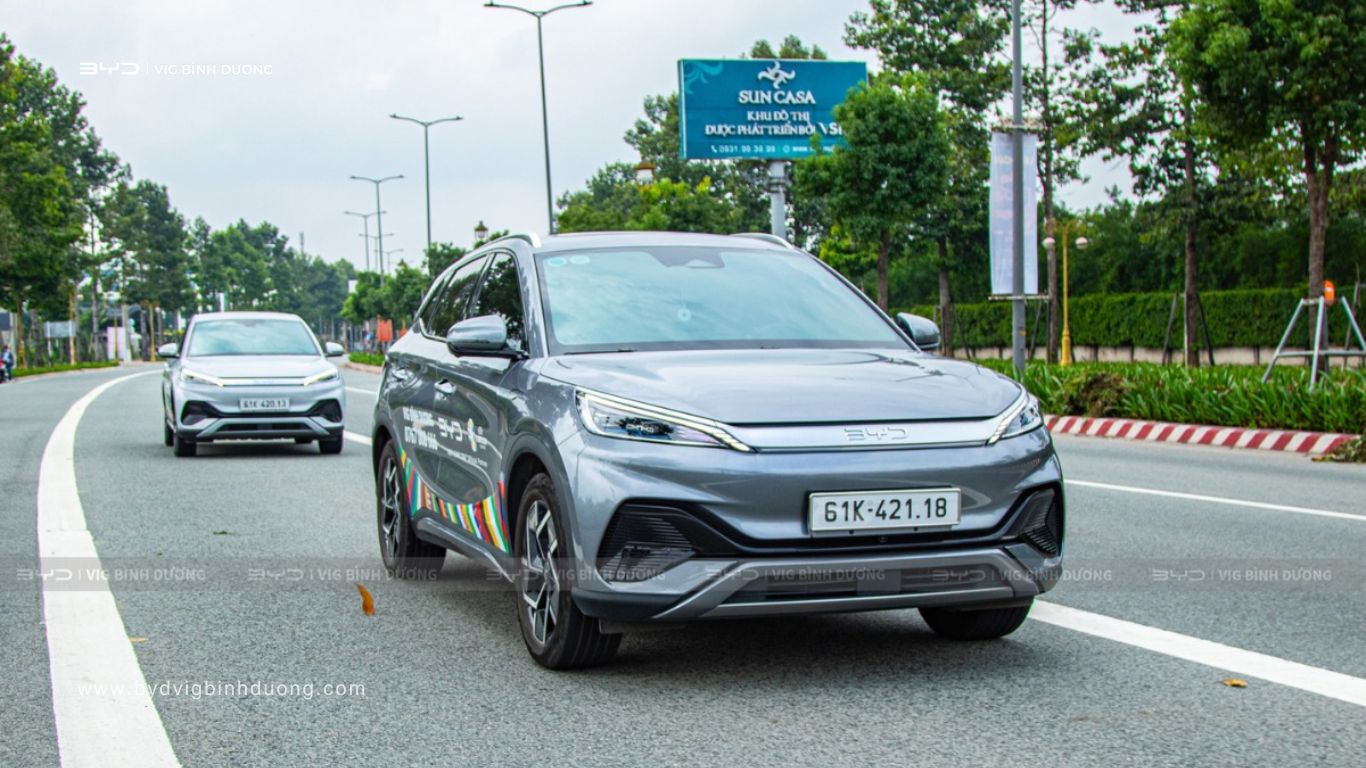 Xe BYD chạy trên đường ở Bình Dương