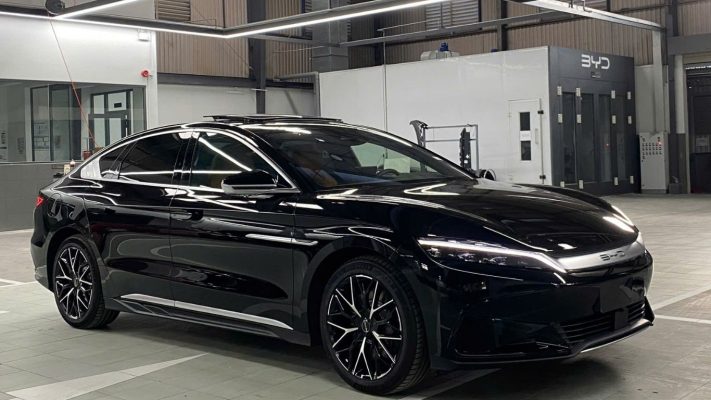 BYD Han 2026 màu đen tại showroom BYD Bình Dương