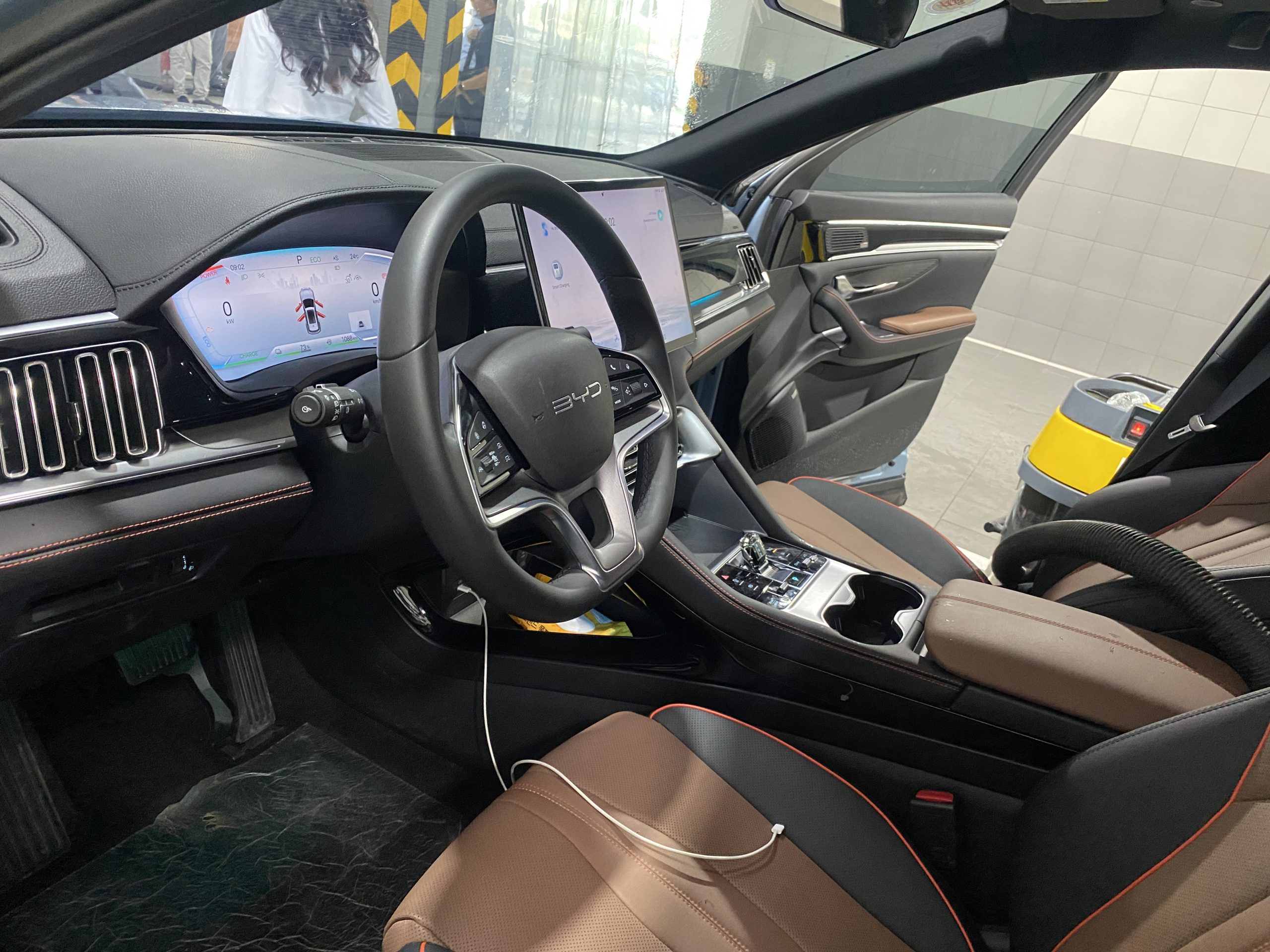Nội thất BYD Sealion 6 2026 - vô-lăng và màn hình giải trí