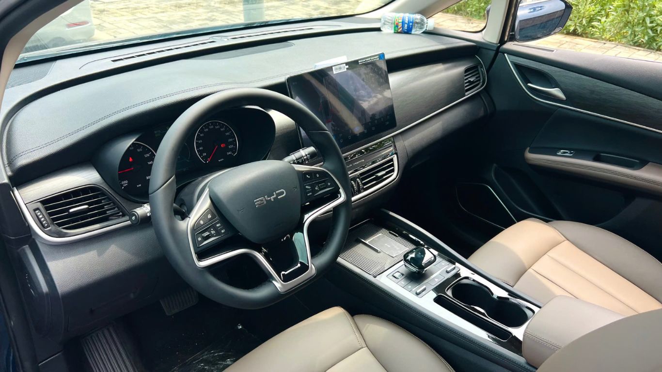 Nội thất BYD M6 2026 - bảng táp lô và màn hình giải trí