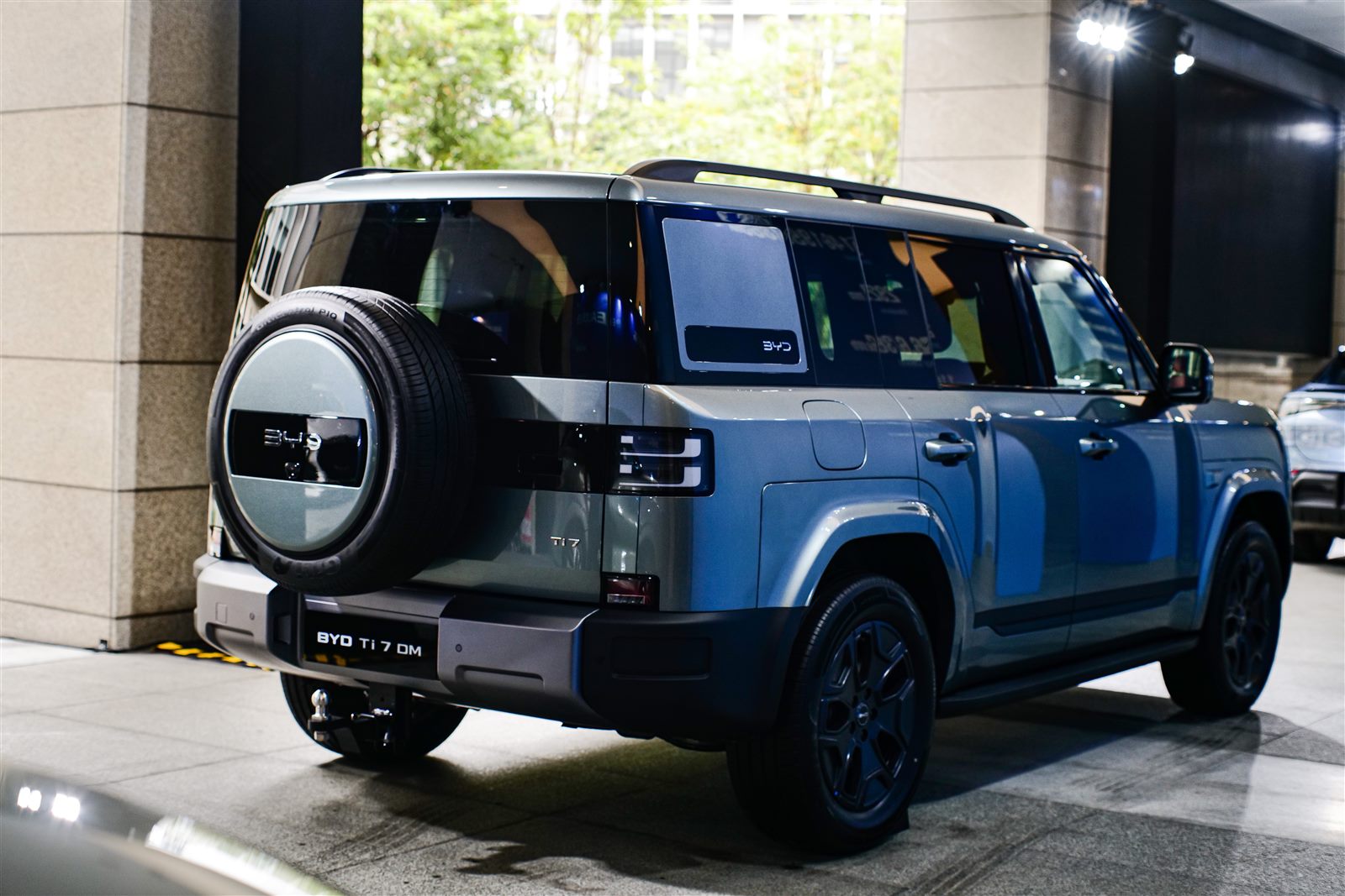 BYD Ti 7 ngoại thất phía sau với lốp dự phòng gắn cửa cốp kiểu off-road