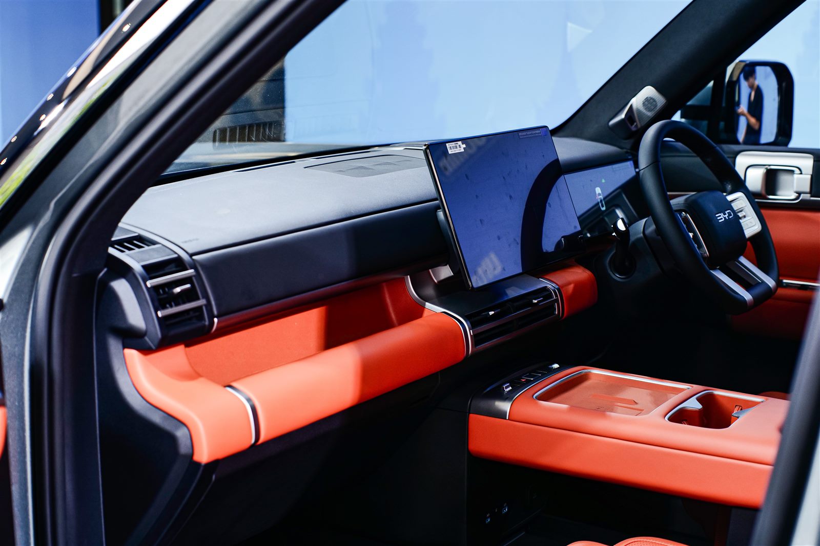Bảng táp-lô BYD Ti 7 với màn hình kép và vô lăng tích hợp công nghệ