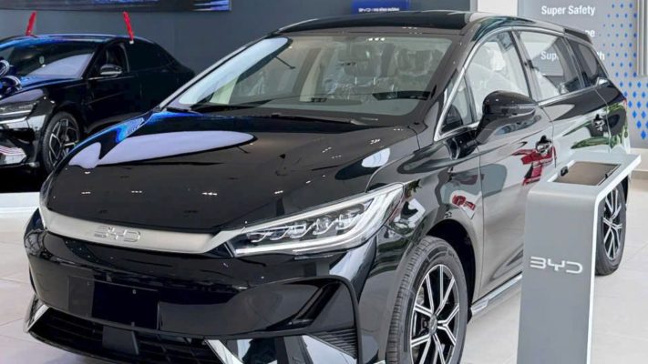 Ngoại thất BYD M6 2026 tại showroom